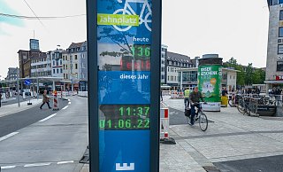 Auf dem Jahnplatz ist in Höhe von Dean & David jetzt eine Radzählstelle installiert worden. Sie gibt künftig Auskunft darüber, wie viel Radler den Platz passieren. Noch läuft ein Testbetrieb. Foto: Andreas Zobe - Andreas Zobe Auf dem Jahnplatz ist in Höhe von Dean & David jetzt eine Radzählstelle installiert worden. Sie gibt künftig Auskunft darüber, wie viel Radler den Platz passieren. Noch läuft ein Testbetrieb. Foto: Andreas Zobe - Andreas Zobe