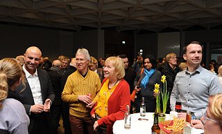 Ali Dogan, hier im Gespräch mit Manfred Krämer und Cornelia Schmelzer von den Grünen, lag bereits deutlich vorn. Hüllhorsts Bürgermeister Michael Kasche (CDU, r.) wollte sich in diesem Moment aber mit einem Handschlag mit Dogan noch zurückhalten. - Joern Spreen-Ledebur Ali Dogan, hier im Gespräch mit Manfred Krämer und Cornelia Schmelzer von den Grünen, lag bereits deutlich vorn. Hüllhorsts Bürgermeister Michael Kasche (CDU, r.) wollte sich in diesem Moment aber mit einem Handschlag mit Dogan noch zurückhalten. - Joern Spreen-Ledebur
