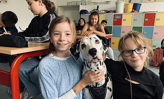 Auch Liv (l.) und Isabel lieben Dr. Watson und übernehmen gerne den Hundedienst in ihrer Klasse. - Ivonne Michel Auch Liv (l.) und Isabel lieben Dr. Watson und übernehmen gerne den Hundedienst in ihrer Klasse. - Ivonne Michel
