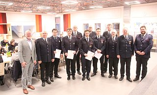 Bürgermeister Johannes Schlütz (v. l.) und Wehrführer Ulrich Engelke gratulieren den besonders geehrten und neuverpflichteten Einheitenführern. - Burkhard Battran Bürgermeister Johannes Schlütz (v. l.) und Wehrführer Ulrich Engelke gratulieren den besonders geehrten und neuverpflichteten Einheitenführern. - Burkhard Battran