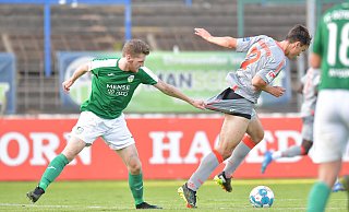 Zerreißprobe: Jannik Enning vom FC Gütersloh versuchte den Paderborner Mateo Biondic im Freundschaftsspiel mit unfairen Mitteln zu stoppen. - Jens Dünhölter Zerreißprobe: Jannik Enning vom FC Gütersloh versuchte den Paderborner Mateo Biondic im Freundschaftsspiel mit unfairen Mitteln zu stoppen. - Jens Dünhölter