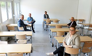 Probieren gemeinsam die neuen Räumlichkeiten aus (v.l.): Bürgermeister Michael Berens, Hausmeister Heribert Ludwig, Schulleiter Jochen Welschmeier, Bauamts-Mitarbeiterin Lena Kipshagen und Hauptamts-Leiter Thorsten Langemeier. - Gemeinde Hövelhof Probieren gemeinsam die neuen Räumlichkeiten aus (v.l.): Bürgermeister Michael Berens, Hausmeister Heribert Ludwig, Schulleiter Jochen Welschmeier, Bauamts-Mitarbeiterin Lena Kipshagen und Hauptamts-Leiter Thorsten Langemeier. - Gemeinde Hövelhof