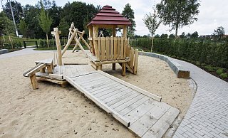 Über eine Rampe ist dieses Holzspielgerät im Kleinkinder-Bereich auch für Rollstuhlfahrer zugänglich. - Roland Thöring Über eine Rampe ist dieses Holzspielgerät im Kleinkinder-Bereich auch für Rollstuhlfahrer zugänglich. - Roland Thöring