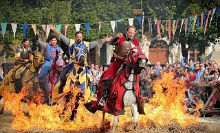 Die Ritter von Mandshur Tengri bieten beim Anno-Mittelaltermarkt in Höxter eine heiße Show. - Huxarium-Gartenpark Die Ritter von Mandshur Tengri bieten beim Anno-Mittelaltermarkt in Höxter eine heiße Show. - Huxarium-Gartenpark