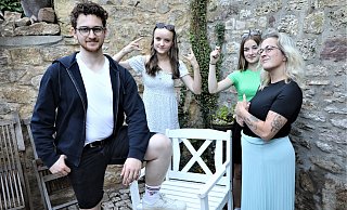In der Pose der Schauspieler: Konstantin Bien (v. l.), Emily Jochheim, Janica Eichert und Melanie Eichert – diese Warburger Akteure stehen auf der und auch auf die Freilichtbühne in Bökendorf. - Simone Flörke In der Pose der Schauspieler: Konstantin Bien (v. l.), Emily Jochheim, Janica Eichert und Melanie Eichert – diese Warburger Akteure stehen auf der und auch auf die Freilichtbühne in Bökendorf. - Simone Flörke