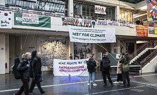Vorm Besetzen kommt für die Studenten der Organisation "End Fossil: Occupy!" das Basteln der Banner. - Joerg Dieckmann Vorm Besetzen kommt für die Studenten der Organisation "End Fossil: Occupy!" das Basteln der Banner. - Joerg Dieckmann