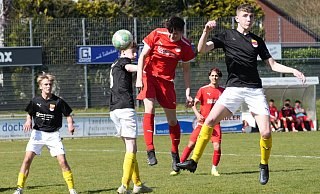 Gleich zappelt der Ball im Netz: Theesens Emin Neskic (rotes Trikot) köpft in dieser Szene die 1:0-Führung für den VfL im Landesligaspiel gegen den SC Münster 08. - Peter Unger Gleich zappelt der Ball im Netz: Theesens Emin Neskic (rotes Trikot) köpft in dieser Szene die 1:0-Führung für den VfL im Landesligaspiel gegen den SC Münster 08. - Peter Unger