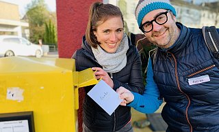 Eva Hüwe und Fabian Henze vom Gütersloher Start-up "strassenglueck" bei einer ihrer ersten Test-Touren durch die Innenstadt. - Lena Vanessa Niewald Eva Hüwe und Fabian Henze vom Gütersloher Start-up "strassenglueck" bei einer ihrer ersten Test-Touren durch die Innenstadt. - Lena Vanessa Niewald