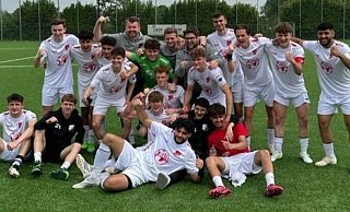 Die Theesener U19 freut sich über ein weiteres Jahr in der Westfalenliga. - vfl Die Theesener U19 freut sich über ein weiteres Jahr in der Westfalenliga. - vfl