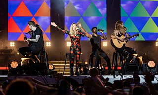 Kein Neuling in OWL: Helene Fischer ist beim Jubiläumsfest des Küchenherstellers Nobilia in Gütersloh als Überraschungsgast aufgetreten. - ImageKollektiv GmbH Kein Neuling in OWL: Helene Fischer ist beim Jubiläumsfest des Küchenherstellers Nobilia in Gütersloh als Überraschungsgast aufgetreten. - ImageKollektiv GmbH