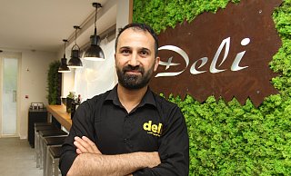 Der Koch Alaattin Demir (43) öffnet am Montag sein drittes Deli. - Ulf Hanke Der Koch Alaattin Demir (43) öffnet am Montag sein drittes Deli. - Ulf Hanke