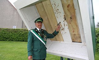 Oberst Jürgen Dahl zeigt das etwa zehn Zentimeter große Überbleibsel des Vogelschießens vom vergangenen Samstag. Wer König von Helmern werden will, muss diesen Rest noch aus dem Kugelfang holen. - Johannes Büttner Oberst Jürgen Dahl zeigt das etwa zehn Zentimeter große Überbleibsel des Vogelschießens vom vergangenen Samstag. Wer König von Helmern werden will, muss diesen Rest noch aus dem Kugelfang holen. - Johannes Büttner