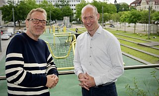 Simon Böer (r.), Vorstandsvorsitzender des Stadtsportbunds, im Gespräch mit NW-Redakteur Stefan Brams auf dem Balkon des Grünen Würfels über dem Kesselbrink. - Peter Unger Simon Böer (r.), Vorstandsvorsitzender des Stadtsportbunds, im Gespräch mit NW-Redakteur Stefan Brams auf dem Balkon des Grünen Würfels über dem Kesselbrink. - Peter Unger