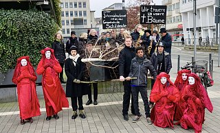 Extinction Rebellion beklagt den überflüssigen Tod von Bäumen - bei einem Trauerzug durch die Innenstadt. - Peter Unger Extinction Rebellion beklagt den überflüssigen Tod von Bäumen - bei einem Trauerzug durch die Innenstadt. - Peter Unger