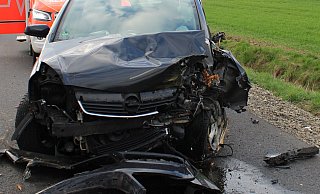 Der Opel kam von der Fahrbahn ab und prallte gegen zwei Bäume. - Polizei Minden-Lübbecke Der Opel kam von der Fahrbahn ab und prallte gegen zwei Bäume. - Polizei Minden-Lübbecke