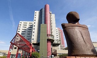 Wer das Klinikum Mitte in Bielefeld oder eines seiner weiteren Standorte betreten will, muss am Montag, 21. November, wieder strengere Zugangsregeln beachten. - Oliver Krato Wer das Klinikum Mitte in Bielefeld oder eines seiner weiteren Standorte betreten will, muss am Montag, 21. November, wieder strengere Zugangsregeln beachten. - Oliver Krato