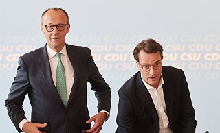 Friedrich Merz (l.) steht nach einer Aussage mal wieder öffentlich unter Druck; Hendrik Wüst hält sich aber vorerst bedeckt. - dpa Friedrich Merz (l.) steht nach einer Aussage mal wieder öffentlich unter Druck; Hendrik Wüst hält sich aber vorerst bedeckt. - dpa
