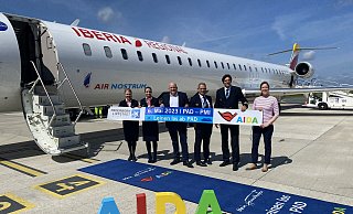 Kabinencrew sowie Piloten der Air Nostrum, Flughafen-Geschäftsführer Roland Hüser (3. v. l.) und Jenny Plöger, Marketing Flughafen Paderborn/Lippstadt (r.). - Flughafen Paderborn-Lippstadt Kabinencrew sowie Piloten der Air Nostrum, Flughafen-Geschäftsführer Roland Hüser (3. v. l.) und Jenny Plöger, Marketing Flughafen Paderborn/Lippstadt (r.). - Flughafen Paderborn-Lippstadt