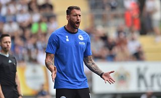 Arminia Bielefelds Trainer Mitch Kniat und seine Mannschaft streben gegen Saarbrücken den zweiten Heimsieg der Saison an. - IMAGO/osnapix Arminia Bielefelds Trainer Mitch Kniat und seine Mannschaft streben gegen Saarbrücken den zweiten Heimsieg der Saison an. - IMAGO/osnapix