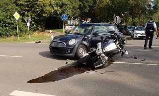 Der schwarze Mini und das BMW-Motorrad kamen nach der Kollision mitten im Kreuzungsbereich zum Stehen. - Polizei Minden-Lübbecke Der schwarze Mini und das BMW-Motorrad kamen nach der Kollision mitten im Kreuzungsbereich zum Stehen. - Polizei Minden-Lübbecke