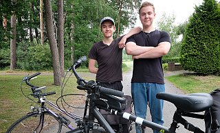Vor den Gütersloher Freunden Thor Griemsmann und Anatolii Mikhalov liegen mehr als 600 Kilometer. Vor allem Mikhalovs Fahrrad hat schon einige Jahre auf dem Buckel: "Das kann danach ins Museum." - Andreas Frücht Vor den Gütersloher Freunden Thor Griemsmann und Anatolii Mikhalov liegen mehr als 600 Kilometer. Vor allem Mikhalovs Fahrrad hat schon einige Jahre auf dem Buckel: "Das kann danach ins Museum." - Andreas Frücht