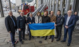 Übergabe in Düsseldorf. Als Innenminister Herbert Reul (3. v.l.) ein Feuerwehrfahrzeug mit Drehleiter an die Ukrainehilfe Delbrück übergeben hat, waren auch Delbrücks Bürgermeister Werner Peitz (l.) und der Landtagsabgeordnete Bernhard Hoppe-Biermeyer (r.) waren dabei. - IMNRW / Jochen Tack Übergabe in Düsseldorf. Als Innenminister Herbert Reul (3. v.l.) ein Feuerwehrfahrzeug mit Drehleiter an die Ukrainehilfe Delbrück übergeben hat, waren auch Delbrücks Bürgermeister Werner Peitz (l.) und der Landtagsabgeordnete Bernhard Hoppe-Biermeyer (r.) waren dabei. - IMNRW / Jochen Tack