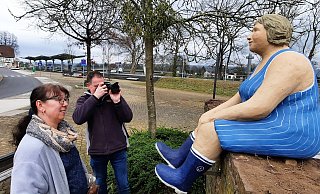 Nicole und Ralf Schulze sind extra aus Brevörde gekommen, um den Aufbau der Figuren mitzuleben. Die Figur Claudia wurde extra für Höxter angefertigt. - David Schellenberg Nicole und Ralf Schulze sind extra aus Brevörde gekommen, um den Aufbau der Figuren mitzuleben. Die Figur Claudia wurde extra für Höxter angefertigt. - David Schellenberg