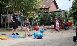 Ein Parcours lädt zum Spielen ein. - Elke Niedringhaus-Haasper Ein Parcours lädt zum Spielen ein. - Elke Niedringhaus-Haasper