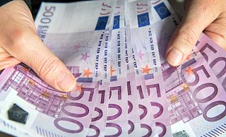 150 gestapelte 500-Euro-Scheine fanden die Drogenermittler bei der Durchsuchung im Kinderzimmer der elterlichen Wohnung. - Verwendung weltweit, usage worldwide 150 gestapelte 500-Euro-Scheine fanden die Drogenermittler bei der Durchsuchung im Kinderzimmer der elterlichen Wohnung. - Verwendung weltweit, usage worldwide