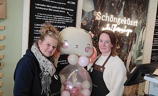 Heike Schultz (l.) verabschiedet sich vom Warenverkauf im "Schöngeküsst" in der Nicolaistraße in Höxter und setzt dort gemeinsam mit ihrem Team einen lang gehegten Traum um. - Archivfoto: Svenja Ludwig Heike Schultz (l.) verabschiedet sich vom Warenverkauf im "Schöngeküsst" in der Nicolaistraße in Höxter und setzt dort gemeinsam mit ihrem Team einen lang gehegten Traum um. - Archivfoto: Svenja Ludwig