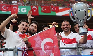 Nicht nur im Hamburger EM-Stadion, sondern auch auf Paderborns Straßen feierten Anhänger der türkischen Nationalmannschaft den Sieg über Tschechien und den Achtelfinaleinzug. - Marcus Brandt Nicht nur im Hamburger EM-Stadion, sondern auch auf Paderborns Straßen feierten Anhänger der türkischen Nationalmannschaft den Sieg über Tschechien und den Achtelfinaleinzug. - Marcus Brandt