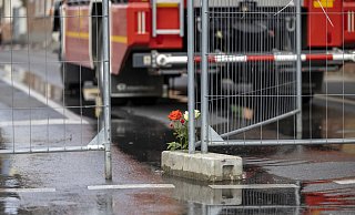 Blumen und Kerzen stehen an dem Absperrgitter in der Straße in Sankt Augustin, wo am Sonntag zwei Feuerwehrleute beim Brand in einem Motorradgeschäft starben. - Symbolfoto/ dpa Blumen und Kerzen stehen an dem Absperrgitter in der Straße in Sankt Augustin, wo am Sonntag zwei Feuerwehrleute beim Brand in einem Motorradgeschäft starben. - Symbolfoto/ dpa