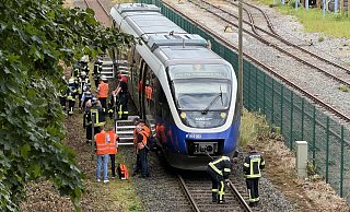 Über Klappleitern evakuierten die Einsatzkräfte den Zug der RB 74. - Paul Brinkmann Über Klappleitern evakuierten die Einsatzkräfte den Zug der RB 74. - Paul Brinkmann