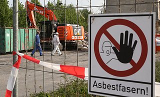 Bei den Arbeiten mit Asbest ist äußerste Vorsicht angebracht. - Bernd Wüstneck/dpa/Archivbild Bei den Arbeiten mit Asbest ist äußerste Vorsicht angebracht. - Bernd Wüstneck/dpa/Archivbild