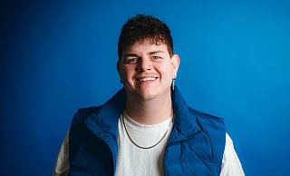 Isaak Guderian ist einer von acht Künstlern, die Deutschland beim Eurovision Songcontest vertreten wollen. Der gebürtige Costedter freut sich auf den Vorentscheid. - NDR/Valentin Ammon Isaak Guderian ist einer von acht Künstlern, die Deutschland beim Eurovision Songcontest vertreten wollen. Der gebürtige Costedter freut sich auf den Vorentscheid. - NDR/Valentin Ammon