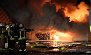 Bei dem Großfeuer im September 2015 in Warburg-Bonenburg waren 110 Feuerwehrleute im Einsatz. - Dieter Scholz Bei dem Großfeuer im September 2015 in Warburg-Bonenburg waren 110 Feuerwehrleute im Einsatz. - Dieter Scholz
