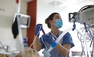 Der Dienst auf den Intensivstationen ist aufwendig und psychisch wie physisch belastend. Bei der Versorgung von Covid-19-Patienten kommen besondere Schutzmaßnahmen und weitere Pflegeaspekte hinzu. - Danny Gohlke Der Dienst auf den Intensivstationen ist aufwendig und psychisch wie physisch belastend. Bei der Versorgung von Covid-19-Patienten kommen besondere Schutzmaßnahmen und weitere Pflegeaspekte hinzu. - Danny Gohlke