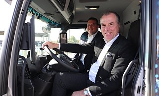 Clemens Tönnies, geschäftsführender Gesellschafter der Unternehmensgruppe, und Tevex-Geschäftsführer Dirk Mutlak haben im Cockpit des ersten E-Lkw der Tönnies-Unternehmensgruppe Platz genommen. - Marion Pokorra-Brockschmidt Clemens Tönnies, geschäftsführender Gesellschafter der Unternehmensgruppe, und Tevex-Geschäftsführer Dirk Mutlak haben im Cockpit des ersten E-Lkw der Tönnies-Unternehmensgruppe Platz genommen. - Marion Pokorra-Brockschmidt