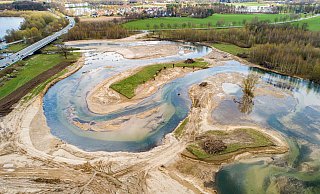 Der ehemals stark begradigte Verlauf der Lippe ist jetzt ein geschwungenes Fließgewässer. Neue Schleifen verlängern den Flusslauf. Die Ufer wurden von ihrer Befestigung aus groben Steinen befreit. - Bezirksregierung Detmold Der ehemals stark begradigte Verlauf der Lippe ist jetzt ein geschwungenes Fließgewässer. Neue Schleifen verlängern den Flusslauf. Die Ufer wurden von ihrer Befestigung aus groben Steinen befreit. - Bezirksregierung Detmold