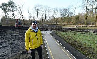 Noch wühlen sich die Bagger durch den Matsch: Doch schon in wenigen Wochen will Lutz Heinemann hier an den Fischteichen neben den bestehenden Minigolf-Bahnen zusätzlich eine neue Adventure-Golf-Anlage eröffnen. - Lena Henning Noch wühlen sich die Bagger durch den Matsch: Doch schon in wenigen Wochen will Lutz Heinemann hier an den Fischteichen neben den bestehenden Minigolf-Bahnen zusätzlich eine neue Adventure-Golf-Anlage eröffnen. - Lena Henning
