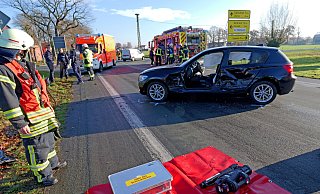 Beim Zusammenstoß eines Transporters mit einem BMW auf der Lippstädter Straße wurde am Donnerstagmittag eine Frau im BMW eingeschlossen und musste von der Feuerwehr gerettet werden. - Ralph Meyer Beim Zusammenstoß eines Transporters mit einem BMW auf der Lippstädter Straße wurde am Donnerstagmittag eine Frau im BMW eingeschlossen und musste von der Feuerwehr gerettet werden. - Ralph Meyer