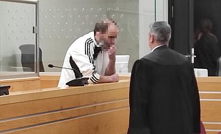 Im September war Robert E. aus Warburg, hier im Gespräch mit seinem Verteidiger, am Landgericht Hannover zu einer lebenslangen Freiheitsstrafe verurteilt worden. Einen Monat später sind nun die sterblichen Überreste seines Opfers gefunden und identifiziert worden. - (Archivbild) Svenja Ludwig Im September war Robert E. aus Warburg, hier im Gespräch mit seinem Verteidiger, am Landgericht Hannover zu einer lebenslangen Freiheitsstrafe verurteilt worden. Einen Monat später sind nun die sterblichen Überreste seines Opfers gefunden und identifiziert worden. - (Archivbild) Svenja Ludwig