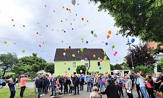 Kleinenbredens Bürger lassen zum 99. Geburtstag von „Oma Resi“ 99 bunte Luftballons steigen. Eine gelungene Überraschung für die älteste Bewohnerin der Marienmünsteraner Ortschaft. - Madita Schellenberg Kleinenbredens Bürger lassen zum 99. Geburtstag von „Oma Resi“ 99 bunte Luftballons steigen. Eine gelungene Überraschung für die älteste Bewohnerin der Marienmünsteraner Ortschaft. - Madita Schellenberg