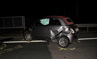 Der Fiat ist nach Zusammenstoß mit dem Motorrad schwer beschädigt. - Polizei Der Fiat ist nach Zusammenstoß mit dem Motorrad schwer beschädigt. - Polizei