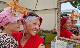 Dorothea Wenzel hat der kleinen Antonia (6) aus vielen verschiedenen Stoffen einen einzigartigen Hut gebastelt. - Moritz Trinsch Dorothea Wenzel hat der kleinen Antonia (6) aus vielen verschiedenen Stoffen einen einzigartigen Hut gebastelt. - Moritz Trinsch