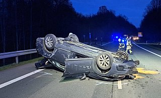 Das Auto landete auf dem Dach. - FFW Das Auto landete auf dem Dach. - FFW