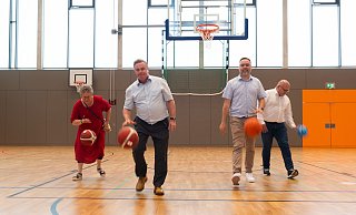 Schulleiterin Andrea Bartels (v. l.), Bürgermeister Tim Kähler, der Beigeordnete für Jugend und Sport, Patrick Puls und Oliver Galling (Vorsitzender des Sportausschusses) beim Dribbling. Fotos: Ralf Bittner - Ralf Bittner Schulleiterin Andrea Bartels (v. l.), Bürgermeister Tim Kähler, der Beigeordnete für Jugend und Sport, Patrick Puls und Oliver Galling (Vorsitzender des Sportausschusses) beim Dribbling. Fotos: Ralf Bittner - Ralf Bittner