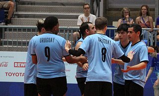 Die Volleyballmannschaft aus Uruguay bespricht sich vor dem Spiel gegen Jamaika. - Caritas Wohn- und Werkstätten Die Volleyballmannschaft aus Uruguay bespricht sich vor dem Spiel gegen Jamaika. - Caritas Wohn- und Werkstätten