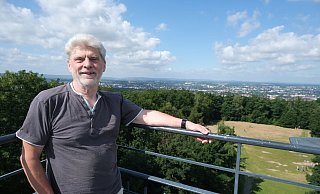 Thorsten Lüer hat zur Besichtigung eingeladen und liebt den Blick über das Umland. - Katharina Eisele Thorsten Lüer hat zur Besichtigung eingeladen und liebt den Blick über das Umland. - Katharina Eisele