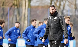 Arminias Cheftrainer Mitch Kniat leitete am Montagvormittag wie gewohnt das Teamtraining. - Peter Unger Arminias Cheftrainer Mitch Kniat leitete am Montagvormittag wie gewohnt das Teamtraining. - Peter Unger